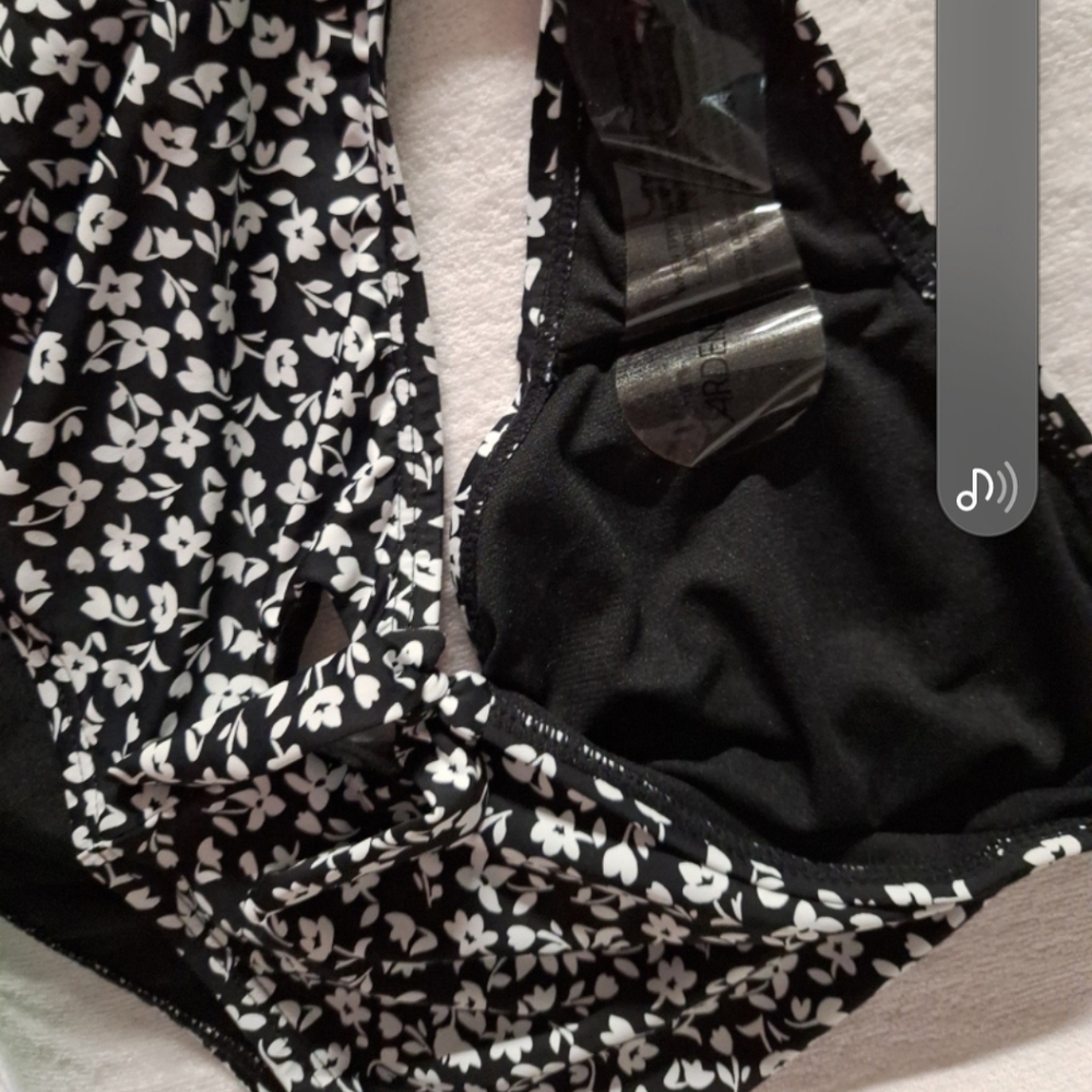 Bikini - Picture 3 of 6